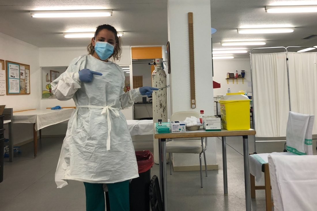Elena Perianes con equipo de protección en una sala de pruebas COVID en Guadalajara, en 2020