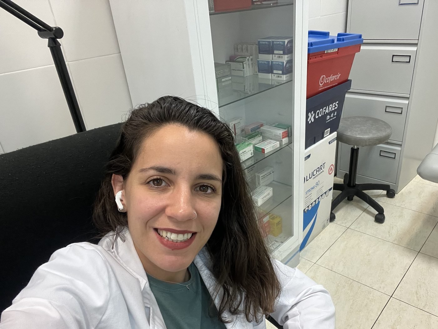 Elena Perianes sonriendo en su consulta de enfermera de empresa
