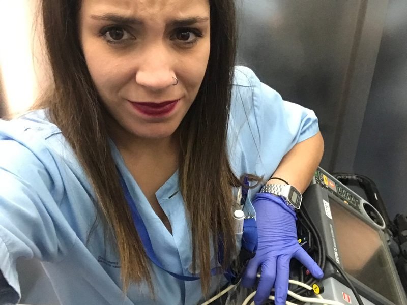 Elena Perianes en el ascensor del hospital con el desfibrilador, la noche de Nochevieja