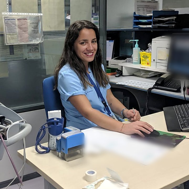 Elena Perianes, enfermera de Enferservice, sonriendo en su puesto de triaje