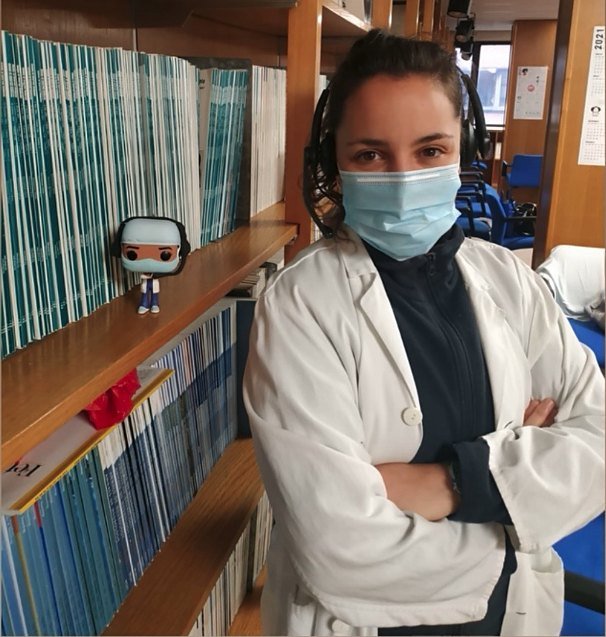 Elena Perianes con mascarilla y auriculares en el servicio de rastreo COVID de Guadalajara