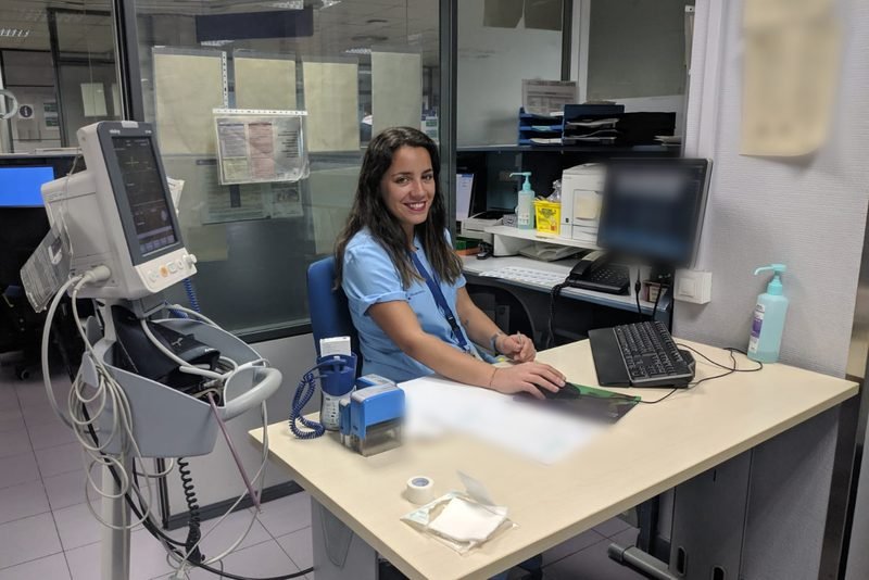 Elena Perianes haciendo triaje en urgencias en Vitoria, en 2019