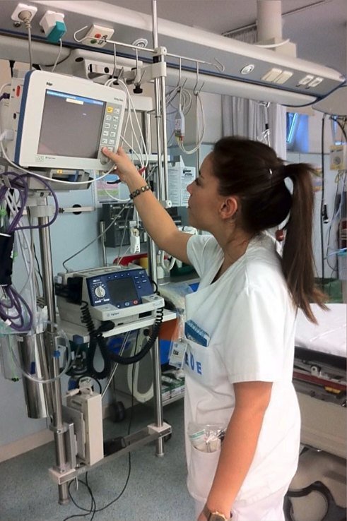 Elena Perianes durante sus prácticas en urgencias en Logroño, junto a un monitor